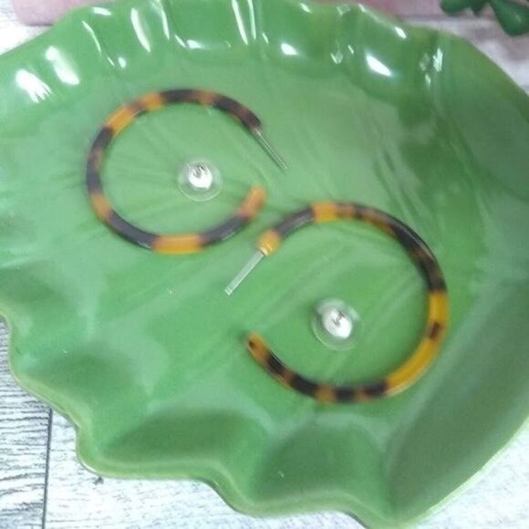 Leopard Print Thin Acrylic Hoop Earrings - Picture 5 of 5